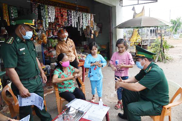 Đồn Biên phòng Tân Thành, BĐBP Bình Phước hướng dẫn người dân xã Tân Thành, huyện Bù Đốp rửa tay đúng cách theo hướng dẫn của Bộ Y tế. Ảnh: Lâm Anh.